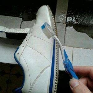 国产球鞋怎么洗白的视频,跟随视频轻松学会国产球鞋洗白技巧